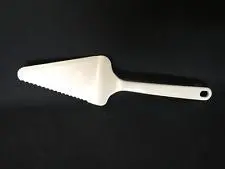 Serrated Triangle Plastic Spatula – Versatile Icing And Spreading Tool 1